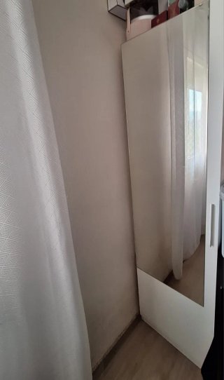 Guardaroba bianco con specchio