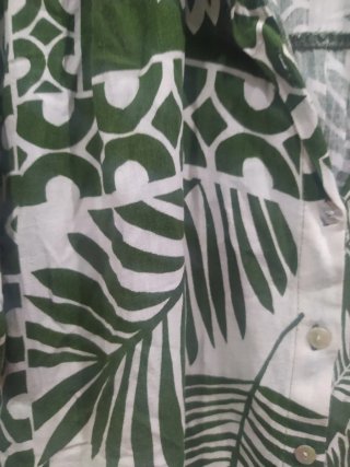 Blusa verde y blanca estampada