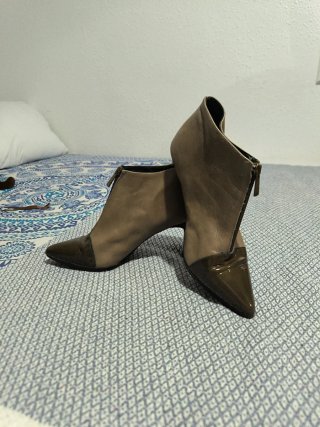 Botines punta verde mate y charol