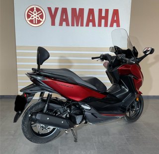 Honda Forza 125 Maxi Scooter Roja Negra