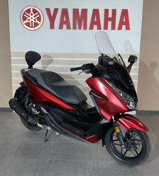 Honda Forza 125 Maxi Scooter Roja Negra