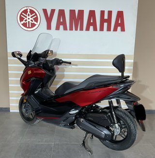 Honda Forza 125 Maxi Scooter Roja Negra
