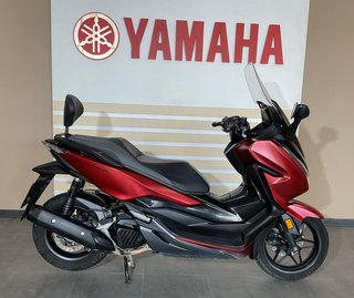 Honda Forza 125 Maxi Scooter Roja Negra