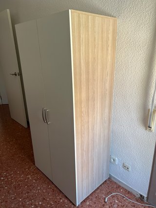 Armario de madera y plástico