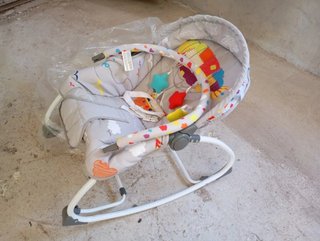 Hamaca para bebé con arco de juegos