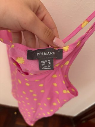 Blusa rosa con estampado amarillo