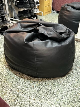 Puff negro cuero sintético