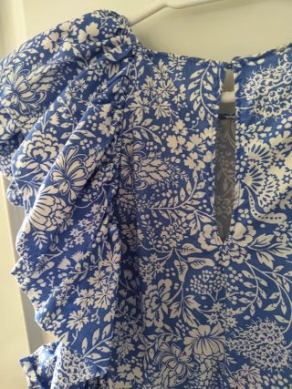 Vestido Zara floral azul y blanco
