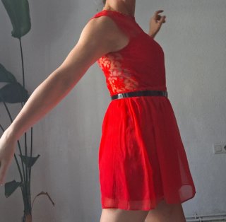 Vestido rojo corto tul y gasa, escote corazón