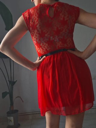Vestido rojo corto tul y gasa, escote corazón