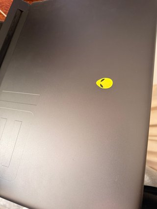 Alienware m18 R2 Gaming Laptop Negro