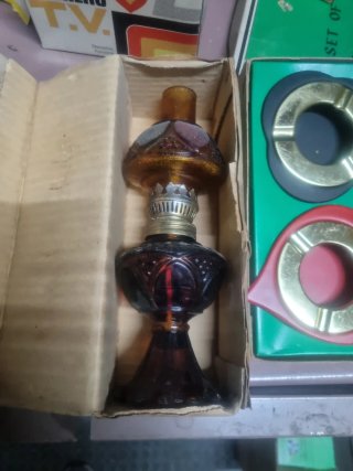 Lote di pezzi vintage: accendini, lampade, posacenere