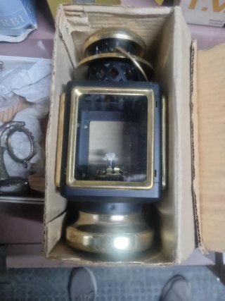 Lote di pezzi vintage: accendini, lampade, posacenere