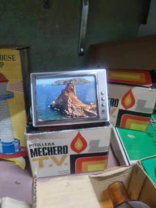 Lote di pezzi vintage: accendini, lampade, posacenere