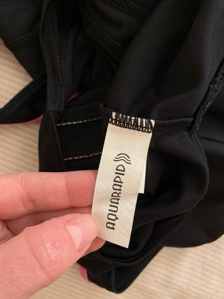 Costume intero nero con dettagli rosa Aquarapid