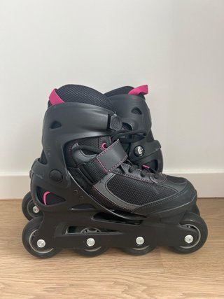 Patines en línea negros y rosas