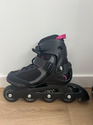Patines en línea negros y rosas