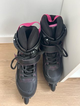 Patines en línea negros y rosas