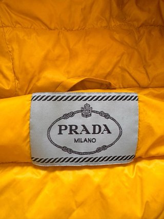Piumino Prada giallo con cappuccio – Tg. 44/42