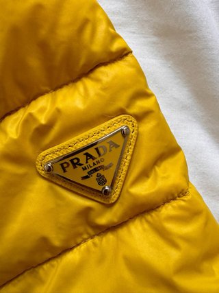 Piumino Prada giallo con cappuccio – Tg. 44/42