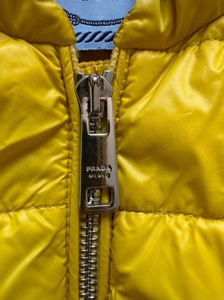 Piumino Prada giallo con cappuccio – Tg. 44/42