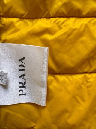 Piumino Prada giallo con cappuccio – Tg. 44/42