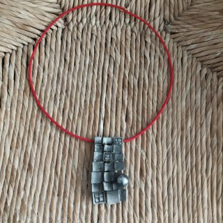 Collar magnético con colgante plateado y cordón ro