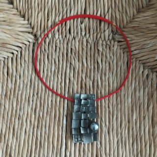 Collar magnético con colgante plateado y cordón ro