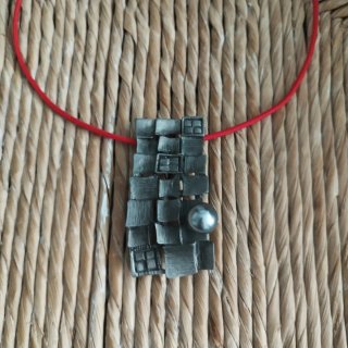Collar magnético con colgante plateado y cordón ro