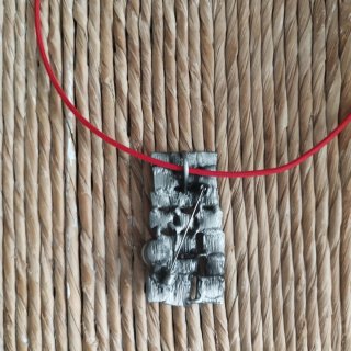 Collar magnético con colgante plateado y cordón ro