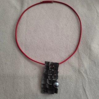 Collar magnético con colgante plateado y cordón ro