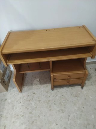 Scrivania in legno con cassetti e vassoio