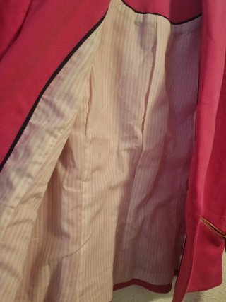 Blazer fucsia con cremalleras doradas
