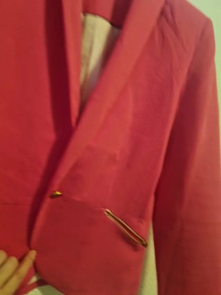 Blazer fucsia con cremalleras doradas