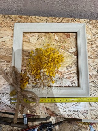 Cornice in legno con fiori secchi