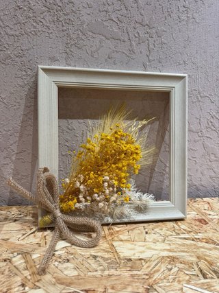 Cornice in legno con fiori secchi