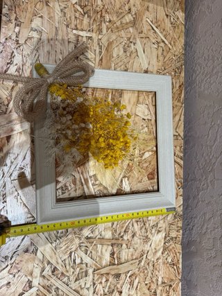 Cornice in legno con fiori secchi