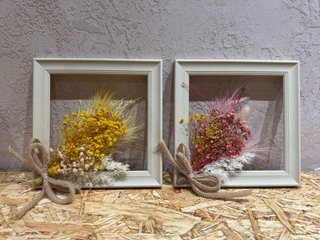 Cornice in legno con fiori secchi