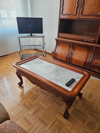 Sofá clásico con mesa auxiliar