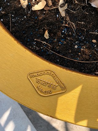 Macetero de hierro fundido con borde dorado