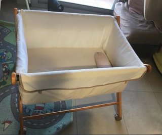 Minicuna de madera con ruedas