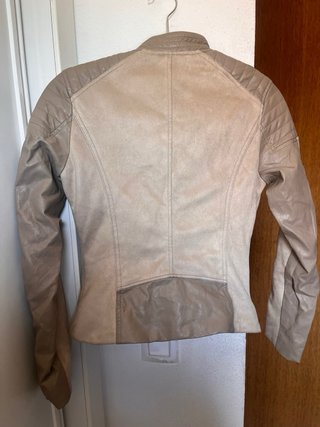 Chaqueta beige efecto ante