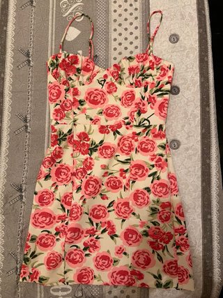 Abito floreale rosa e bianco