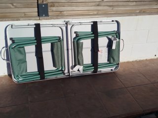 Mesa plegable y 4 bancos verdes
