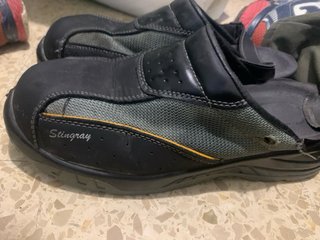 Botas de seguridad Stingray negras y grises.