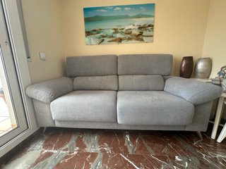 Divano in tessuto grigio
