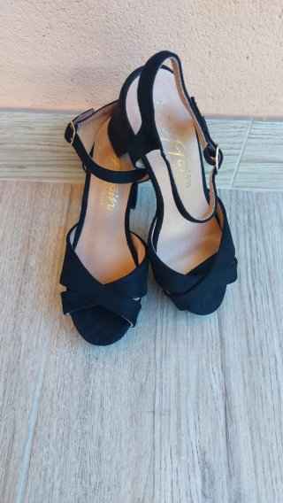 Sandalias negras tacón cruzadas