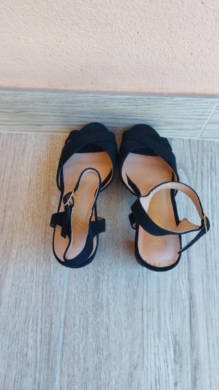 Sandalias negras tacón cruzadas