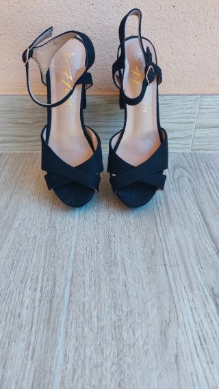 Sandalias negras tacón cruzadas