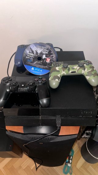 PS4 Slim Negra + 3 Mandos + Juego
